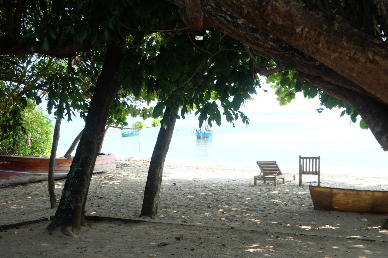 جيبارا Villa Isabella Putri B&B المظهر الخارجي الصورة